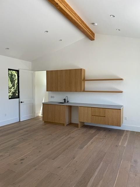 Kitchen/Cabinetry Faulted High Ceilings
