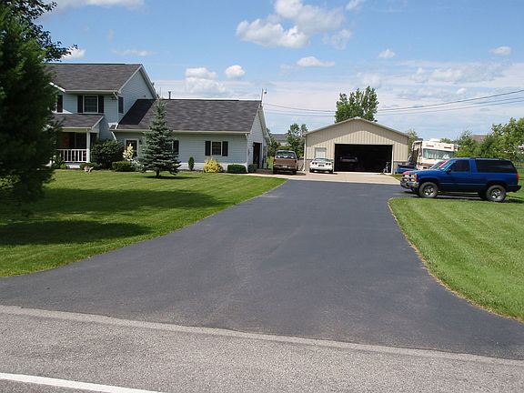 30x40 pole barn, lots of parking