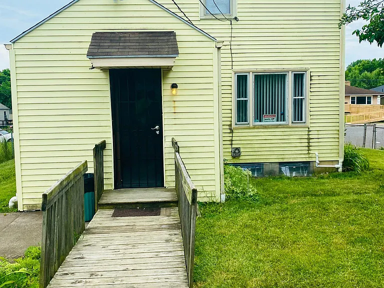 1504 E Whittier St — Photo 2