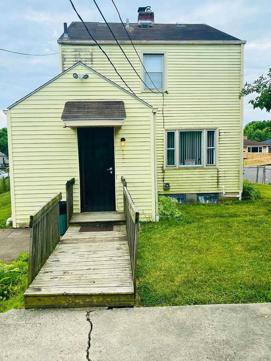 Building Photo - 1504 E Whittier St