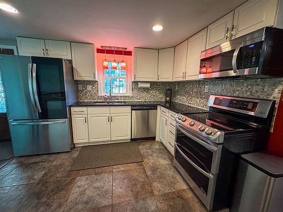 Large Kitchen with Brand New Appliances!