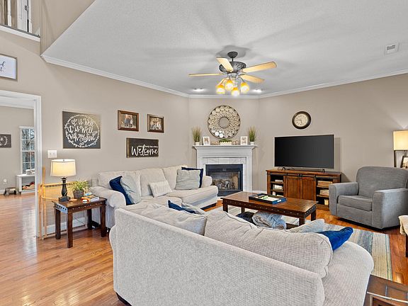 3rd image of 118 Janes Way NE