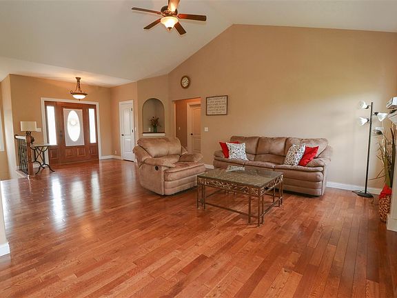 5th image of 826 Stonelake Dr