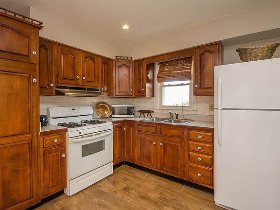 3rd image of 613 Judy Ln
