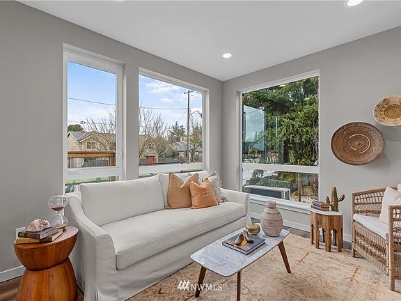 4th image of 10712 Greenwood Avenue N #B