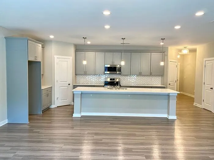 3 bed, 2.5 bath, 2250 sqft, $2,375 — Photo 3