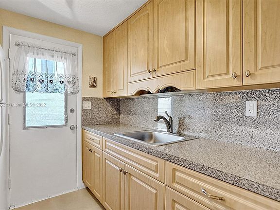 3rd image of 17090 NE 14th Ave APT 206
