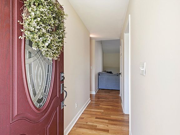 5th image of 122 Thomas Ln