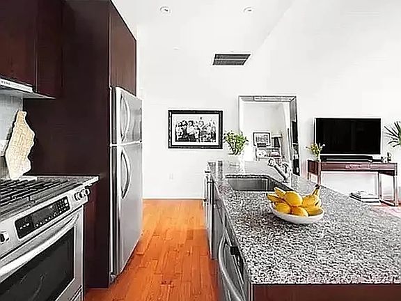 4th image of 306 W 48th St APT 33A
