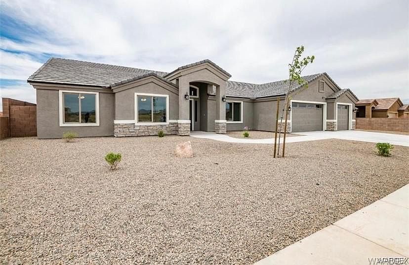 2nd image of 2075 Comanche Dr