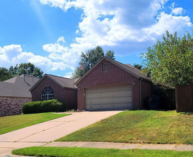 1st image of 1416 N Umbrella Ave