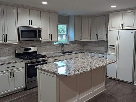 2nd image of 1320 Darby Ln