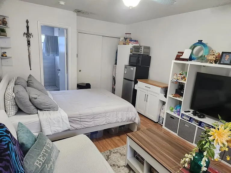 829 NE 12th Ave #3 — Photo 4