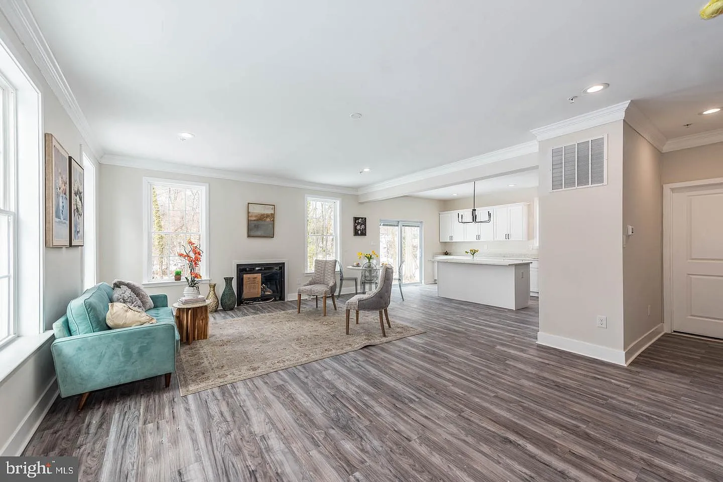 4 bed, 4.5 bath, 2936 sqft, $4,500 — Photo 2