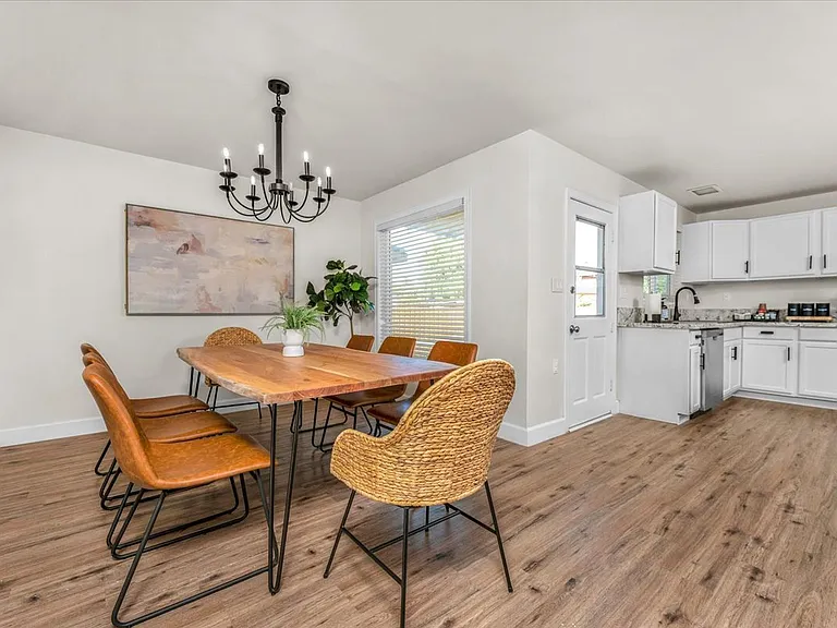 842 W Pine Ave — Photo 8