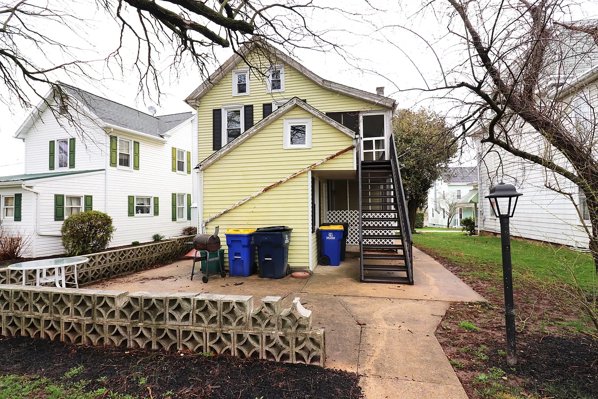 Building Photo - 419 Maple St #2