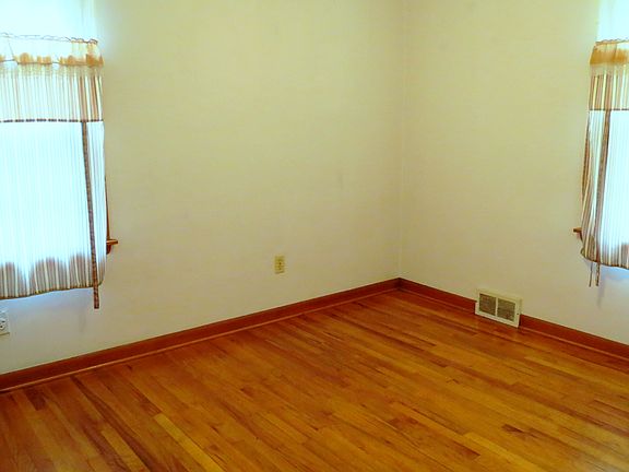 4th image of 1383 Westover Dr SE