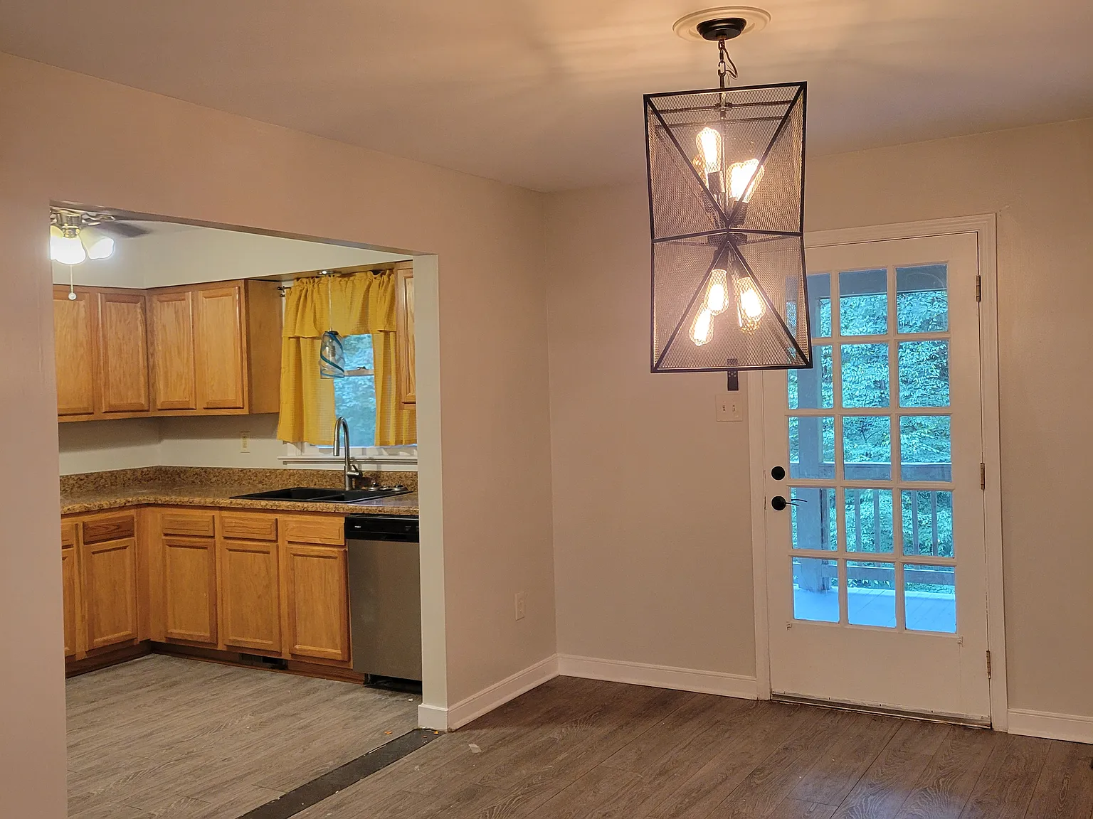 3 bed, 2392 sqft, $2,300 — Photo 2