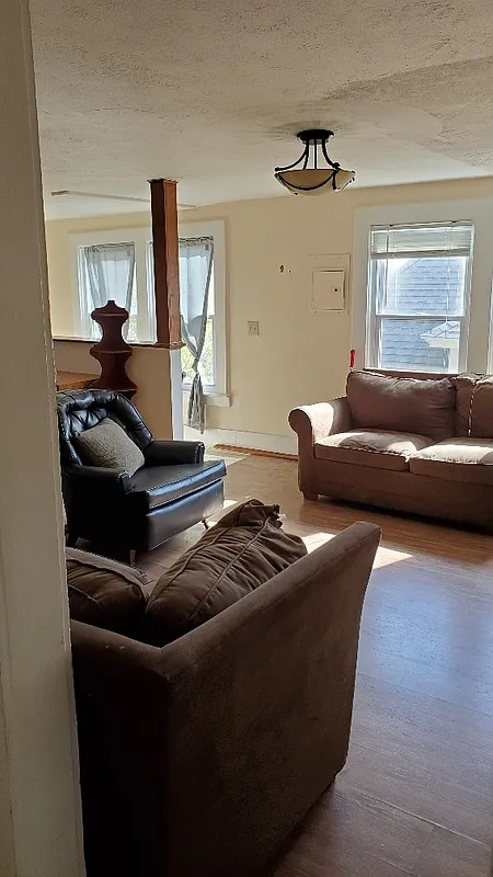 3 bed, 1.0 bath, 1030 sqft, $1,575 — Photo 3