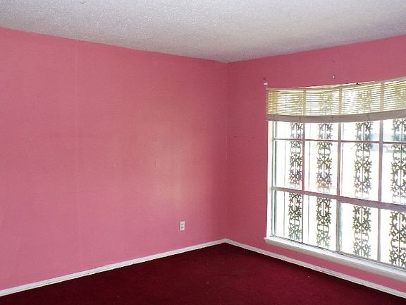 3rd image of 939 Parkrose Ave
