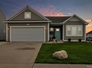 1009 Chesham Ln, Grand Ledge, MI 48837