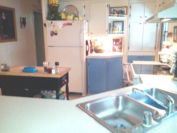 Kitchen Island Stays