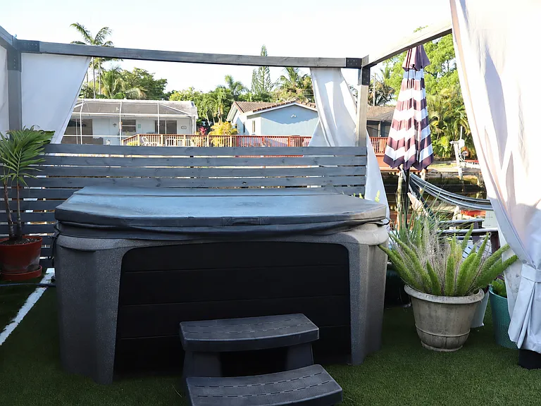 Brand new hot tub delivered April 2026.