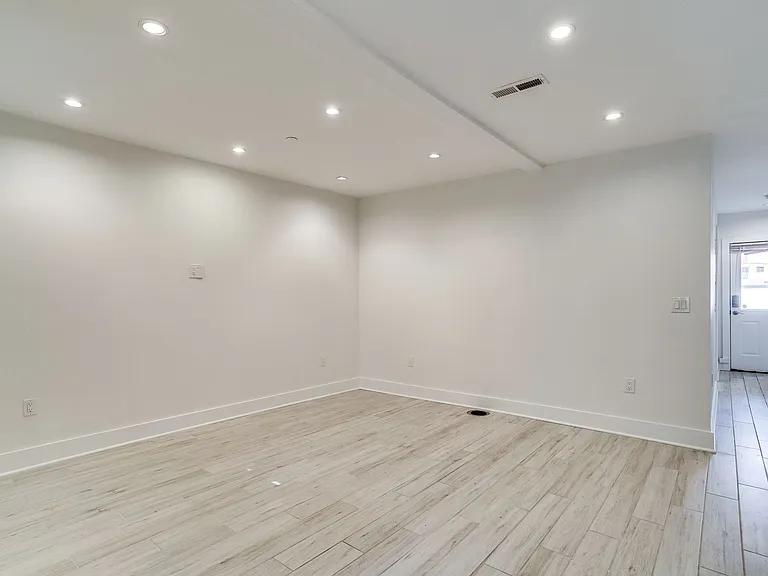 727 Quebec Pl NW — Photo 3