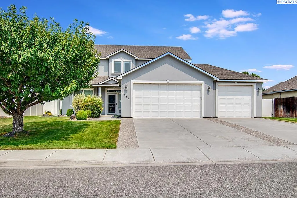3 bed, 2.5 bath, 2385 sqft, $2,825 — Photo 1