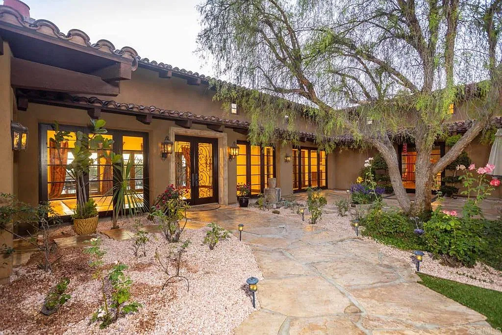 5 bed, 5.5 bath, 6136 sqft, $20,000 — Photo 3