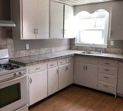 5th image of 838 N Hickory St