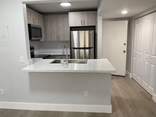 2075 NE 164th St, Miami, FL