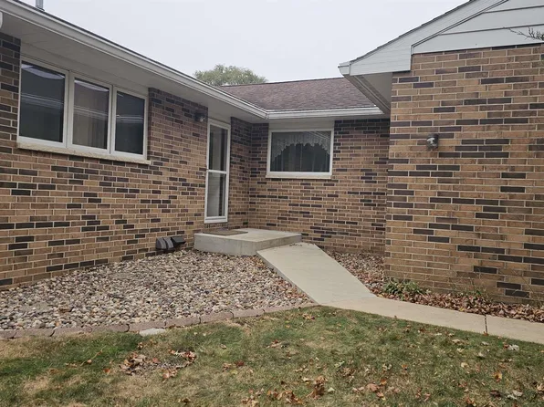 1951 Minnetonka Dr, Cedar Falls, IA 50613