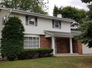 5231 Oakton Ln, Greendale, WI 53129