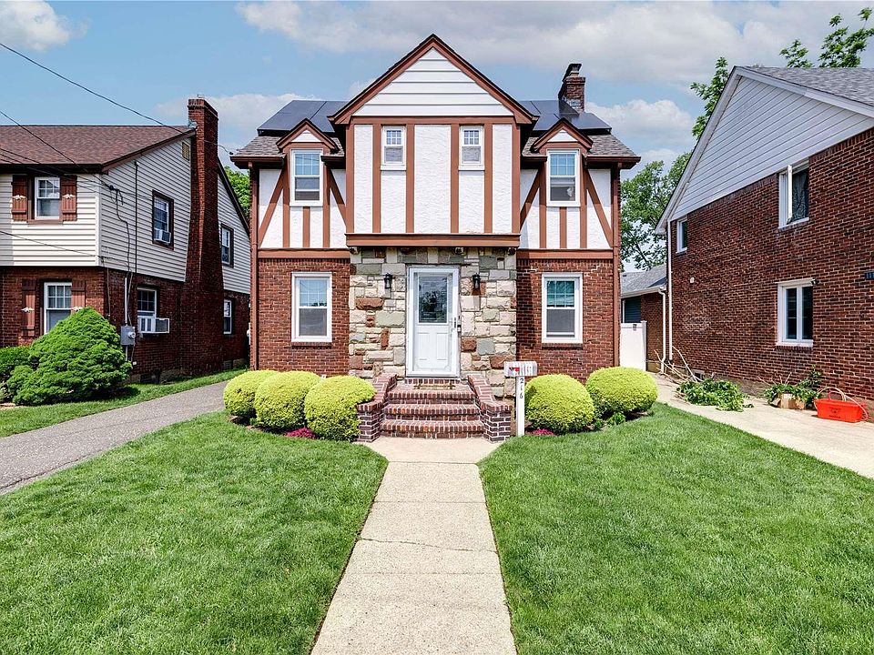 1st image of 216 Willets Avenue