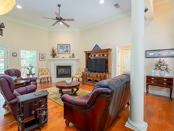 5th image of 170 Courtland Dr