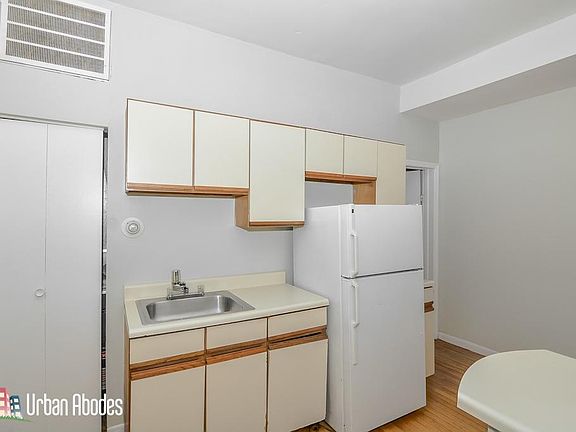 4th image of 627 W Oakdale Ave APT 2A