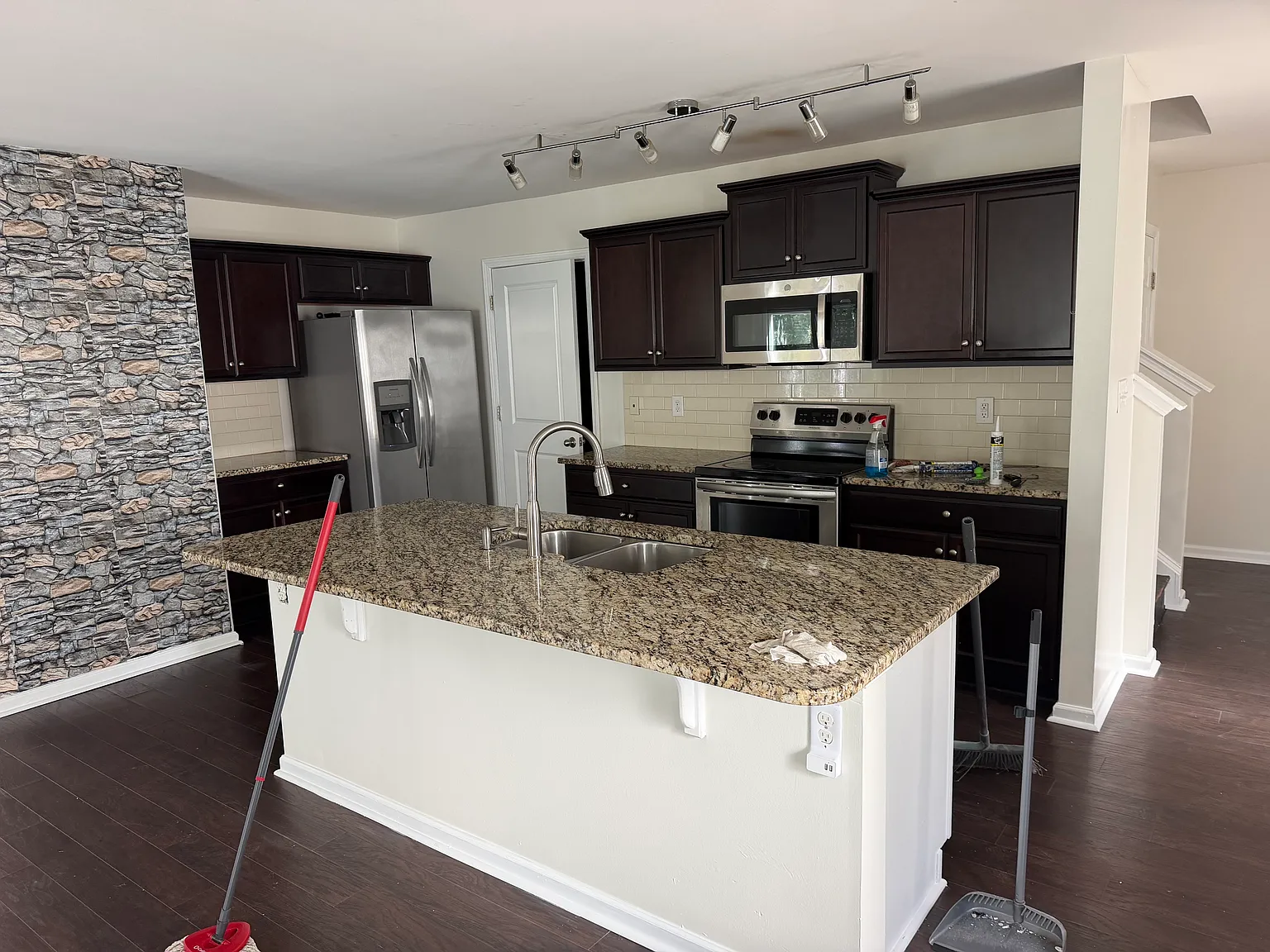 4 bed, 2244 sqft, $2,350 — Photo 2
