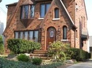 240 Fisher Rd, Grosse Pointe Farms, MI 48230