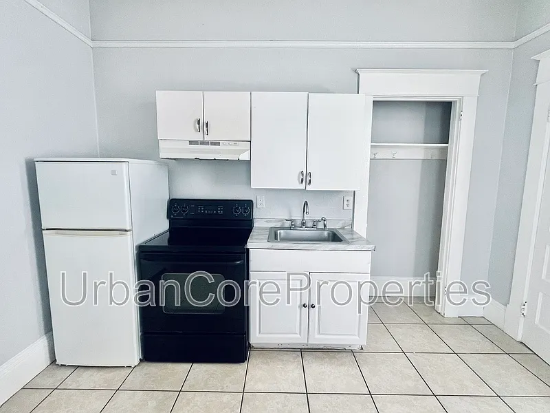 Studio, 1.0 bath, 300 sqft, $1,095 — Photo 2