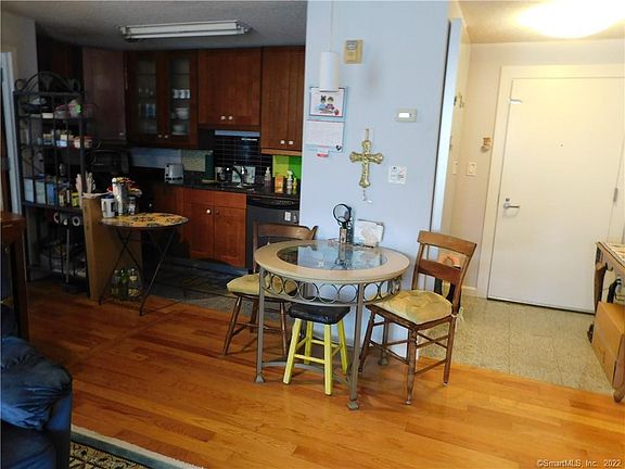 4th image of 184 Pequot Ave Unit 405