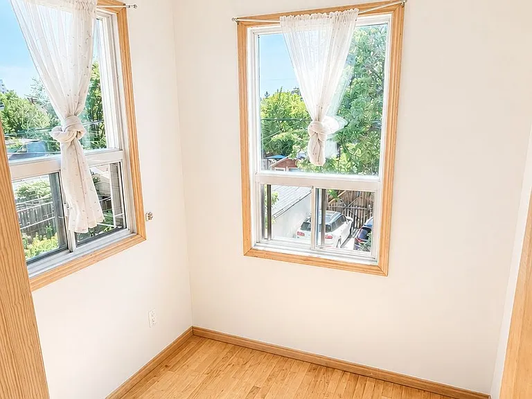 908 Ossington Ave #UPPER — Photo 6