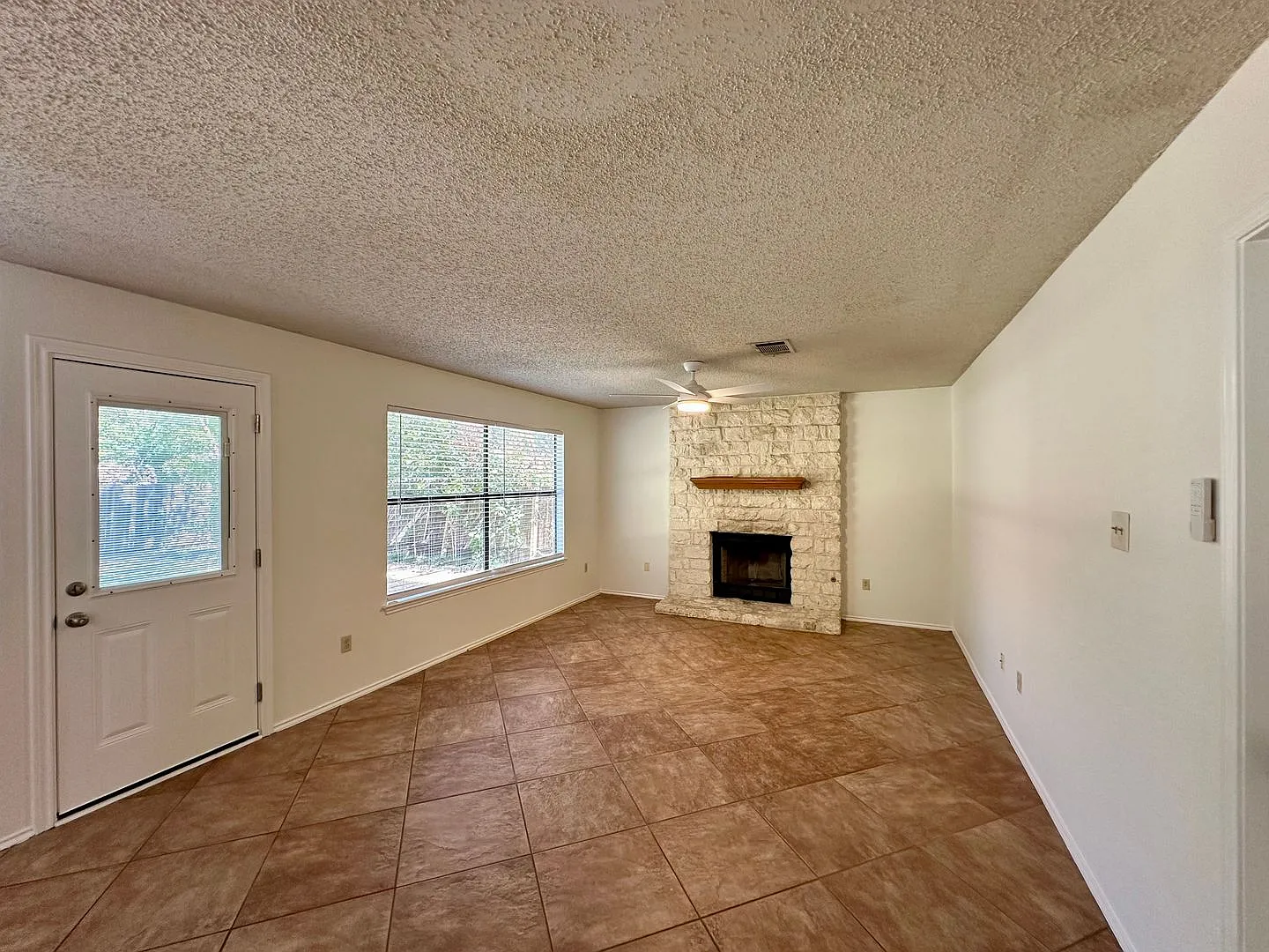 Large 4/2.5 Home in Cedar Park — Photo 3