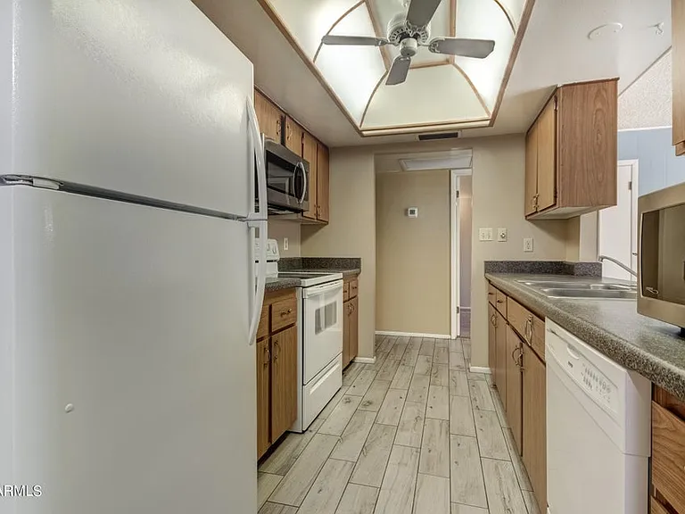 3933 S Pine St — Photo 4
