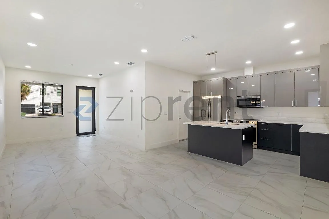 3 bed, 1300 sqft, $3,295 — Photo 4