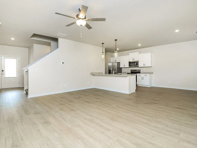 664 Mackenzie Cv — Photo 6