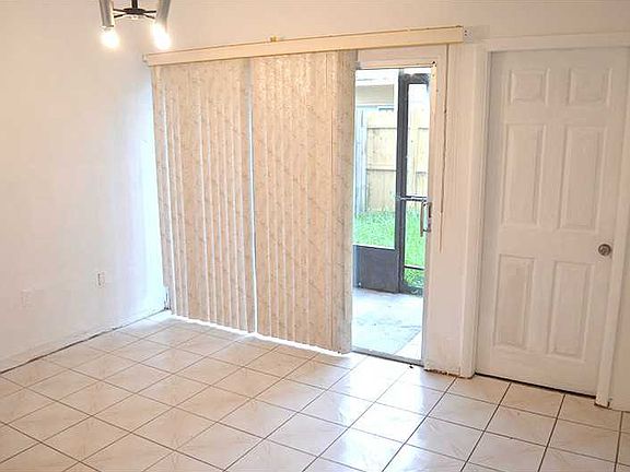 5th image of 14202 NE 3rd Ct #8-B