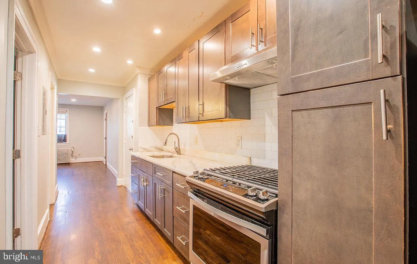 3 bed, 1.0 bath, 900 sqft, $2,500 — Photo 2