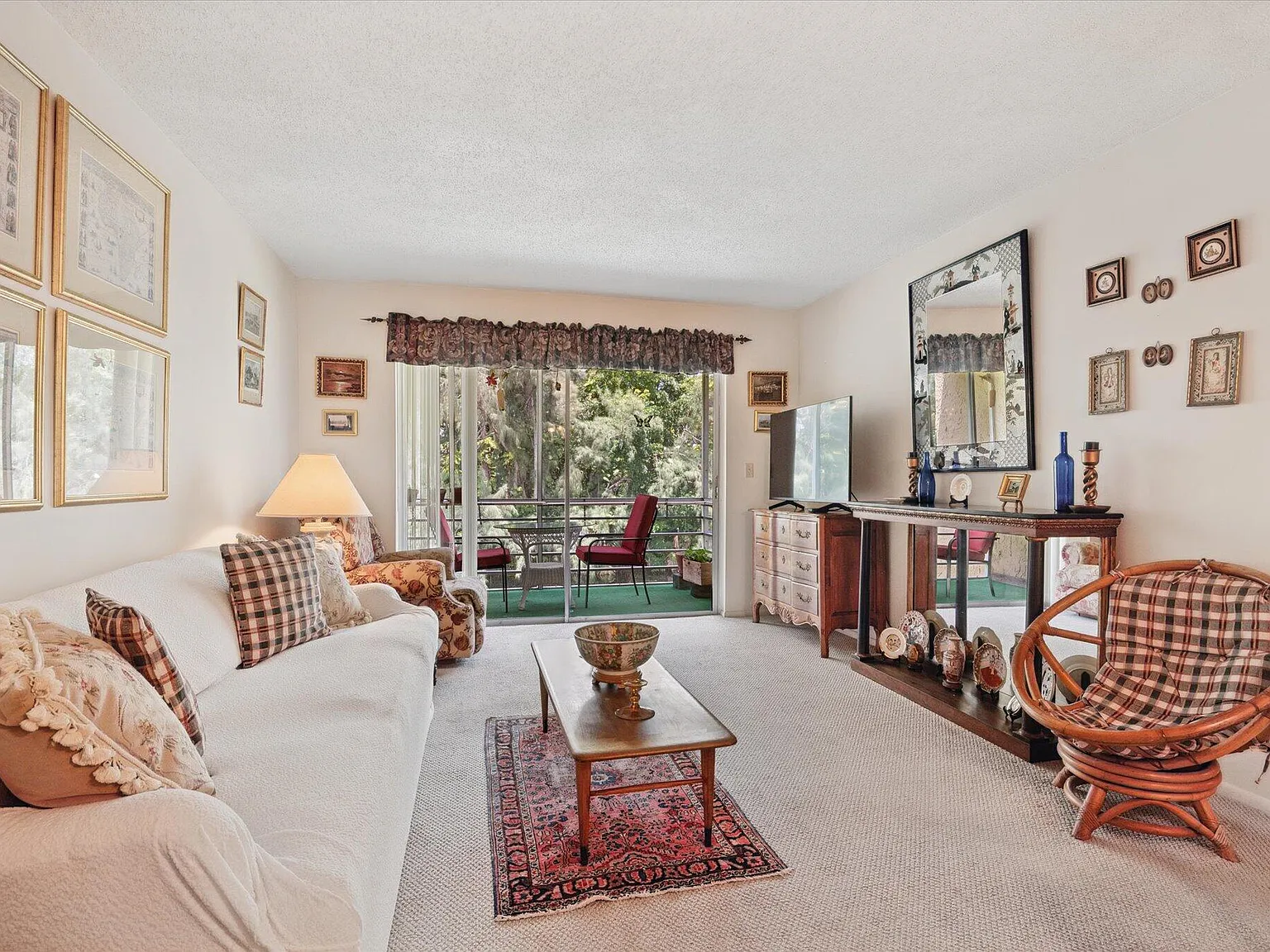 1 bed, 1.5 bath, 704 sqft, $1,295 — Photo 3