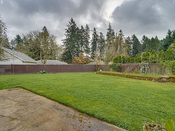 5th image of 135 SE Crestview Dr